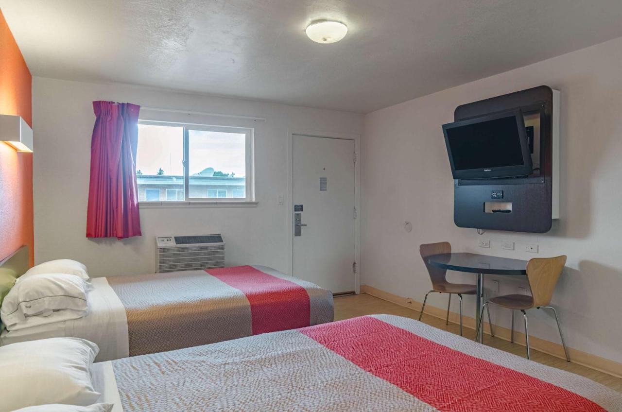 Hotel 6 Wy 2*