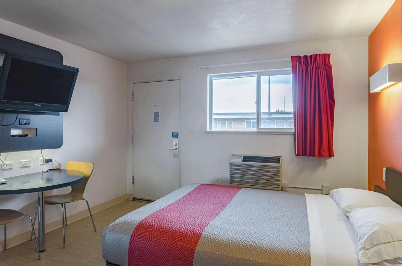 Hotel 6 Wy 2*