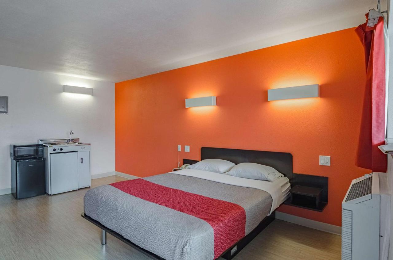 6 Wy Hotel Riverton
