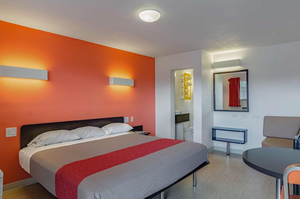 6 Wy Hotel
