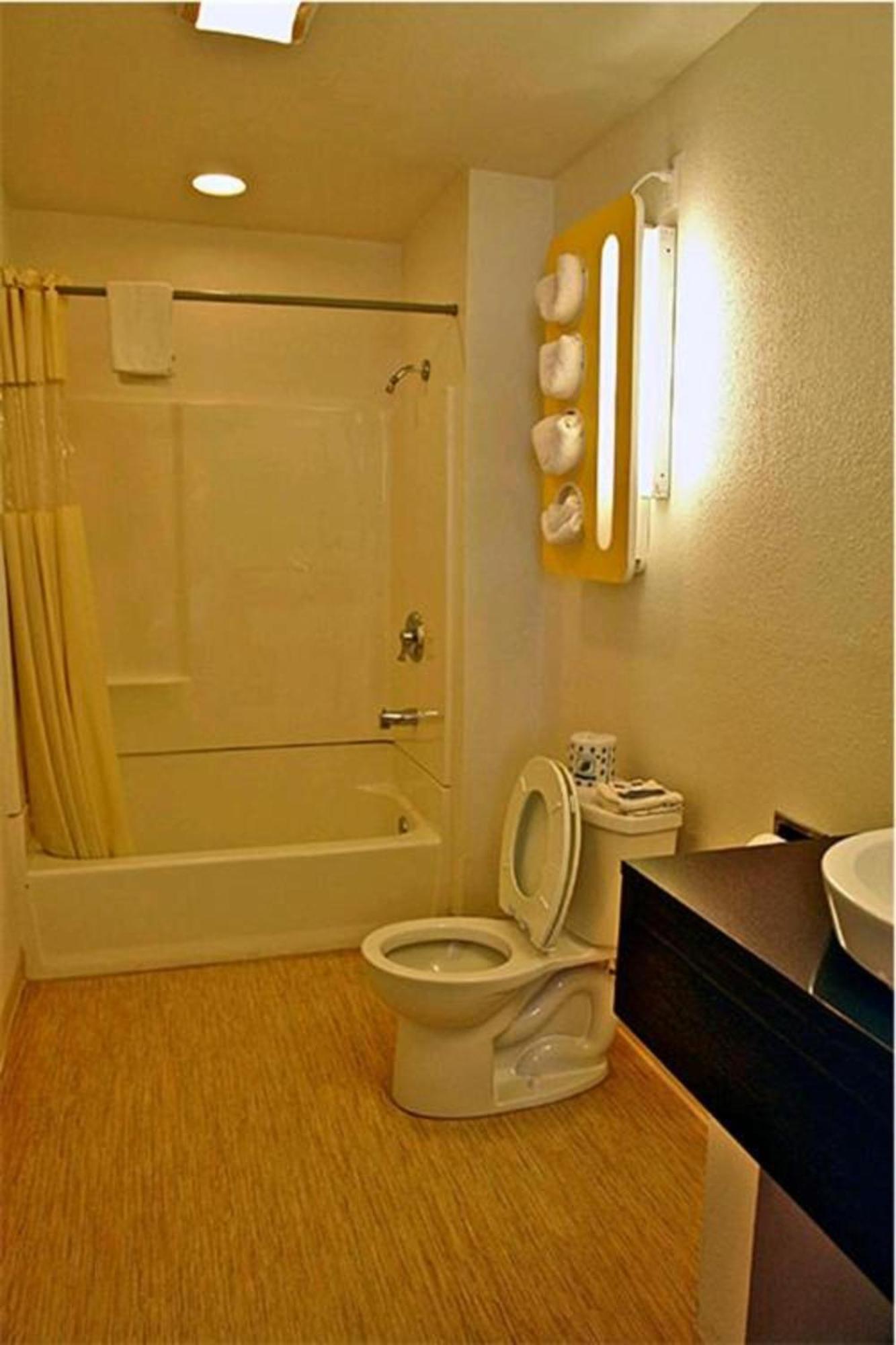 6 Wy Hotel