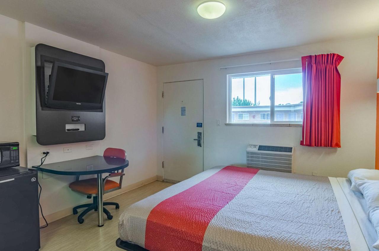 Hotel 6 Wy Riverton